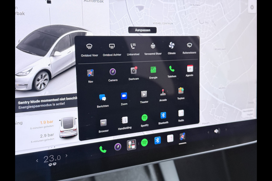 Tesla Model Y RWD 300PK LFP SOH 90% Trekhaak Warmtepomp Leder Camera's Elek.Stoelen+Memory Google®-Navi Panoramadak Stoel+Stuurverwarming Privacy Glas Lmv 19" Led Draadloos Tel. Laden Isofix AMD Ryzen™ Premium Audio 1.600KG Trekgewicht 1e Eigenaar Origineel Nederlandse Auto