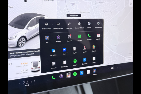 Tesla Model Y RWD 300PK LFP SOH 90% Trekhaak Warmtepomp Leder Camera's Elek.Stoelen+Memory Google®-Navi Panoramadak Stoel+Stuurverwarming Privacy Glas Lmv 19" Led Draadloos Tel. Laden Isofix AMD Ryzen™ Premium Audio 1.600KG Trekgewicht 1e Eigenaar Origineel Nederlandse Auto