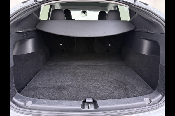 Tesla Model Y RWD 300PK LFP SOH 90% Trekhaak Warmtepomp Leder Camera's Elek.Stoelen+Memory Google®-Navi Panoramadak Stoel+Stuurverwarming Privacy Glas Lmv 19" Led Draadloos Tel. Laden Isofix AMD Ryzen™ Premium Audio 1.600KG Trekgewicht 1e Eigenaar Origineel Nederlandse Auto