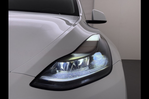 Tesla Model Y RWD 300PK LFP SOH 90% Trekhaak Warmtepomp Leder Camera's Elek.Stoelen+Memory Google®-Navi Panoramadak Stoel+Stuurverwarming Privacy Glas Lmv 19" Led Draadloos Tel. Laden Isofix AMD Ryzen™ Premium Audio 1.600KG Trekgewicht 1e Eigenaar Origineel Nederlandse Auto