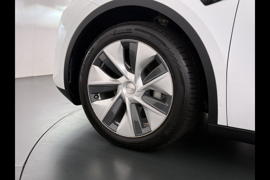 Tesla Model Y RWD 300PK LFP SOH 90% Trekhaak Warmtepomp Leder Camera's Elek.Stoelen+Memory Google®-Navi Panoramadak Stoel+Stuurverwarming Privacy Glas Lmv 19" Led Draadloos Tel. Laden Isofix AMD Ryzen™ Premium Audio 1.600KG Trekgewicht 1e Eigenaar Origineel Nederlandse Auto