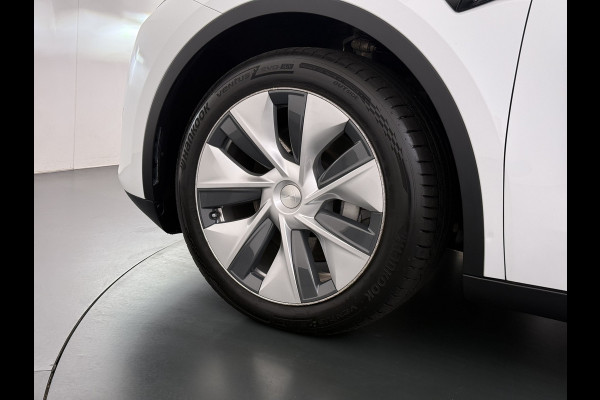Tesla Model Y RWD 300PK LFP SOH 90% Trekhaak Warmtepomp Leder Camera's Elek.Stoelen+Memory Google®-Navi Panoramadak Stoel+Stuurverwarming Privacy Glas Lmv 19" Led Draadloos Tel. Laden Isofix AMD Ryzen™ Premium Audio 1.600KG Trekgewicht 1e Eigenaar Origineel Nederlandse Auto