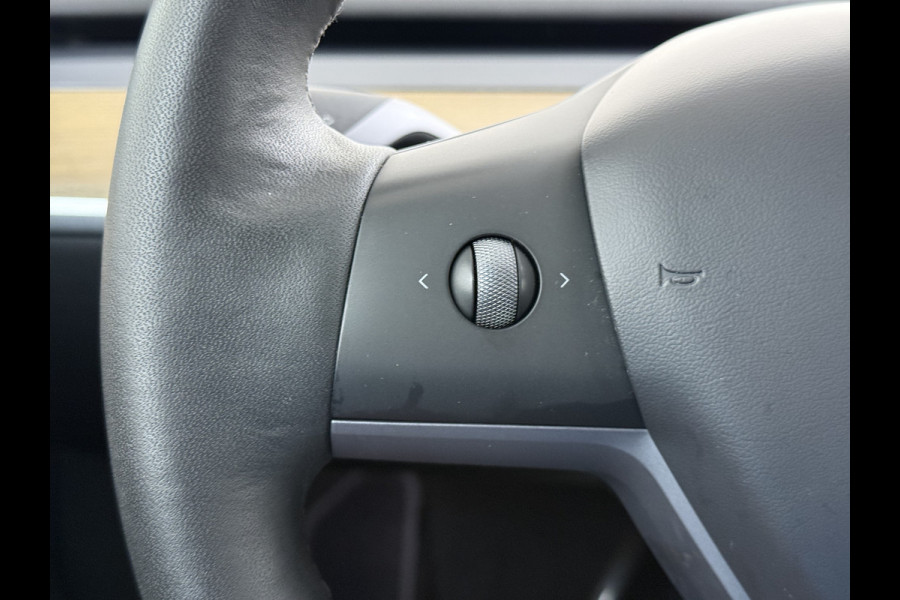 Tesla Model Y RWD 300PK LFP SOH 90% Trekhaak Warmtepomp Leder Camera's Elek.Stoelen+Memory Google®-Navi Panoramadak Stoel+Stuurverwarming Privacy Glas Lmv 19" Led Draadloos Tel. Laden Isofix AMD Ryzen™ Premium Audio 1.600KG Trekgewicht 1e Eigenaar Origineel Nederlandse Auto