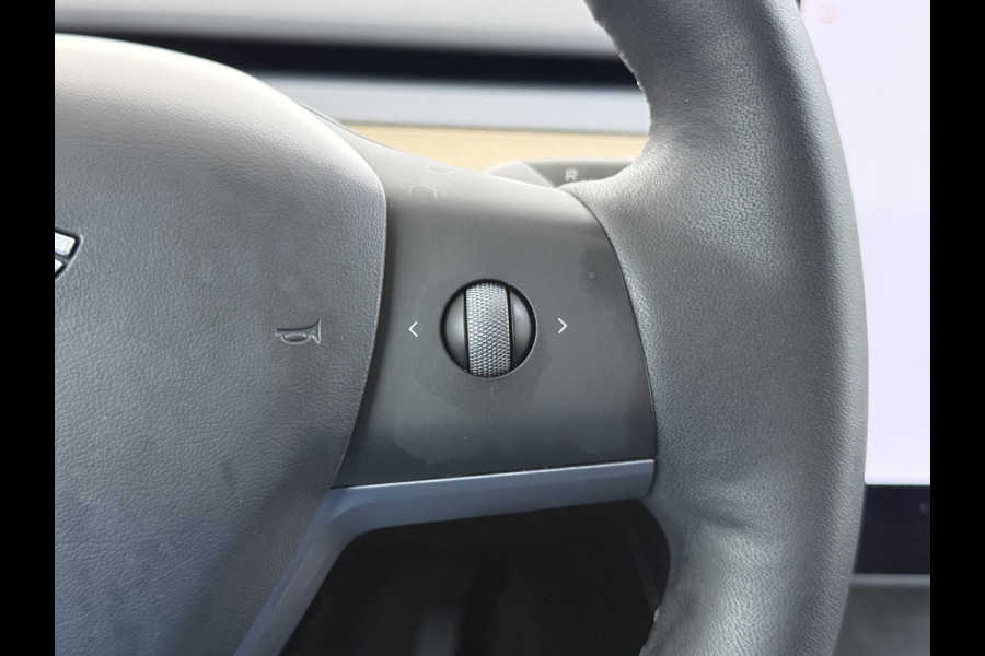 Tesla Model Y RWD 300PK LFP SOH 90% Trekhaak Warmtepomp Leder Camera's Elek.Stoelen+Memory Google®-Navi Panoramadak Stoel+Stuurverwarming Privacy Glas Lmv 19" Led Draadloos Tel. Laden Isofix AMD Ryzen™ Premium Audio 1.600KG Trekgewicht 1e Eigenaar Origineel Nederlandse Auto
