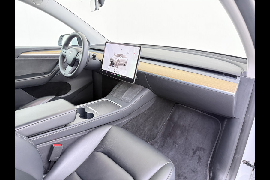 Tesla Model Y RWD 300PK LFP SOH 90% Trekhaak Warmtepomp Leder Camera's Elek.Stoelen+Memory Google®-Navi Panoramadak Stoel+Stuurverwarming Privacy Glas Lmv 19" Led Draadloos Tel. Laden Isofix AMD Ryzen™ Premium Audio 1.600KG Trekgewicht 1e Eigenaar Origineel Nederlandse Auto