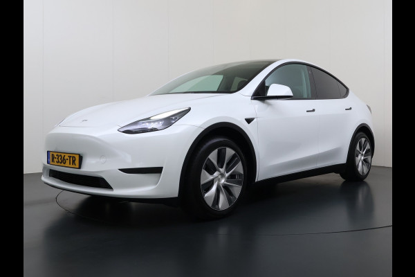 Tesla Model Y RWD 300PK LFP SOH 90% Trekhaak Warmtepomp Leder Camera's Elek.Stoelen+Memory Google®-Navi Panoramadak Stoel+Stuurverwarming Privacy Glas Lmv 19" Led Draadloos Tel. Laden Isofix AMD Ryzen™ Premium Audio 1.600KG Trekgewicht 1e Eigenaar Origineel Nederlandse Auto
