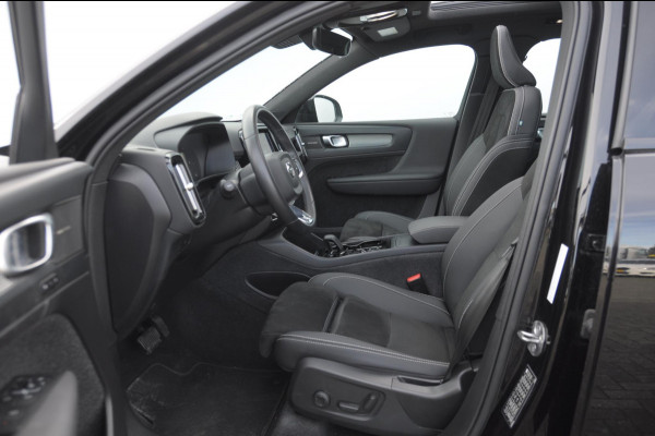 Volvo XC40 B3 177PK Automaat Ultimate Dark / Adaptive cruise control  / Elektrische stoelen / Harman Kardon audio / Pilot assist / Stoel en stuur verwarming / Elektrische achterklep / Parkeersensoren met camera