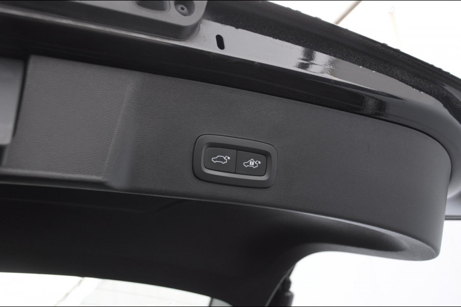 Volvo XC40 B3 177PK Automaat Ultimate Dark / Adaptive cruise control  / Elektrische stoelen / Harman Kardon audio / Pilot assist / Stoel en stuur verwarming / Elektrische achterklep / Parkeersensoren met camera
