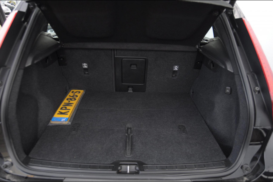 Volvo XC40 B3 177PK Automaat Ultimate Dark / Adaptive cruise control  / Elektrische stoelen / Harman Kardon audio / Pilot assist / Stoel en stuur verwarming / Elektrische achterklep / Parkeersensoren met camera