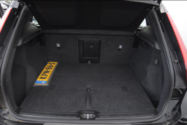 Volvo XC40 B3 177PK Automaat Ultimate Dark / Adaptive cruise control  / Elektrische stoelen / Harman Kardon audio / Pilot assist / Stoel en stuur verwarming / Elektrische achterklep / Parkeersensoren met camera