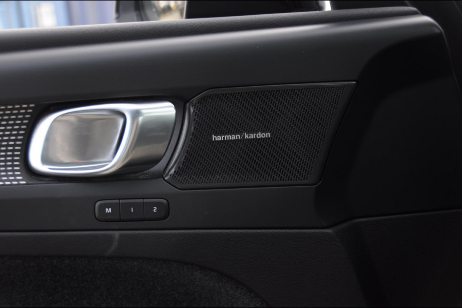 Volvo XC40 B3 177PK Automaat Ultimate Dark / Adaptive cruise control  / Elektrische stoelen / Harman Kardon audio / Pilot assist / Stoel en stuur verwarming / Elektrische achterklep / Parkeersensoren met camera