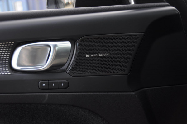 Volvo XC40 B3 177PK Automaat Ultimate Dark / Adaptive cruise control  / Elektrische stoelen / Harman Kardon audio / Pilot assist / Stoel en stuur verwarming / Elektrische achterklep / Parkeersensoren met camera