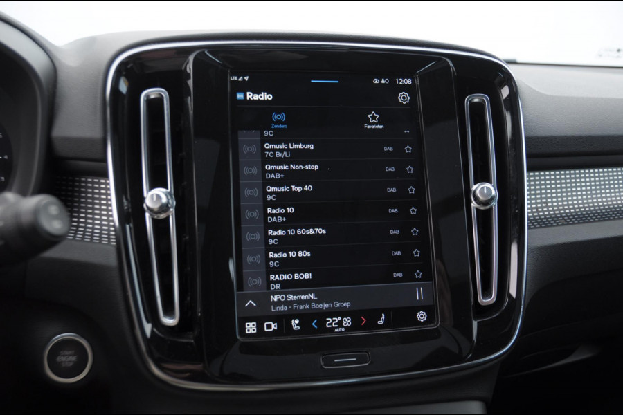 Volvo XC40 B3 177PK Automaat Ultimate Dark / Adaptive cruise control  / Elektrische stoelen / Harman Kardon audio / Pilot assist / Stoel en stuur verwarming / Elektrische achterklep / Parkeersensoren met camera