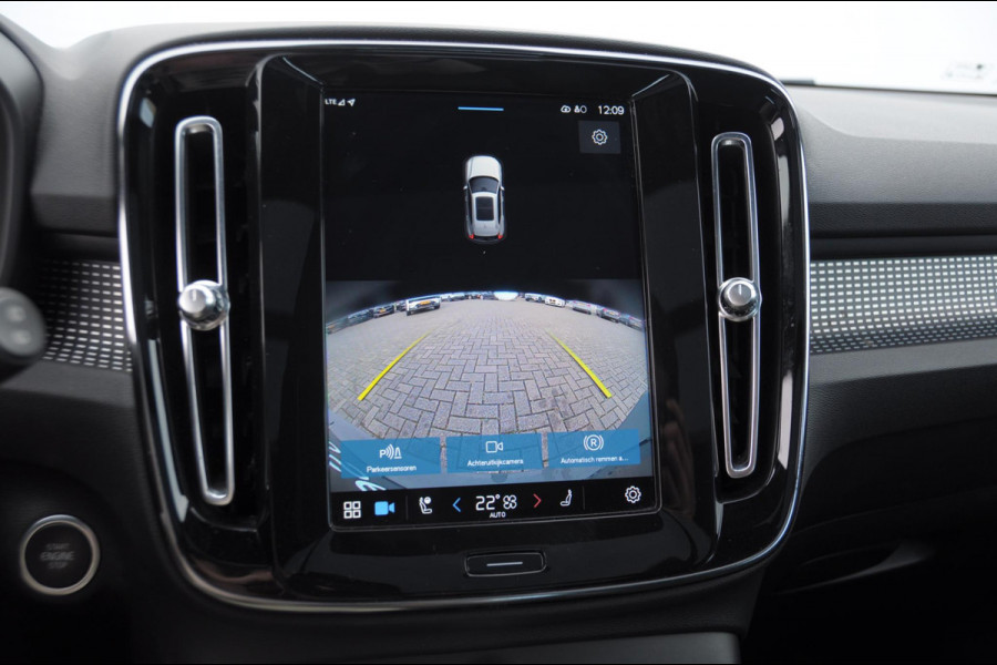 Volvo XC40 B3 177PK Automaat Ultimate Dark / Adaptive cruise control  / Elektrische stoelen / Harman Kardon audio / Pilot assist / Stoel en stuur verwarming / Elektrische achterklep / Parkeersensoren met camera
