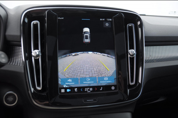 Volvo XC40 B3 177PK Automaat Ultimate Dark / Adaptive cruise control  / Elektrische stoelen / Harman Kardon audio / Pilot assist / Stoel en stuur verwarming / Elektrische achterklep / Parkeersensoren met camera