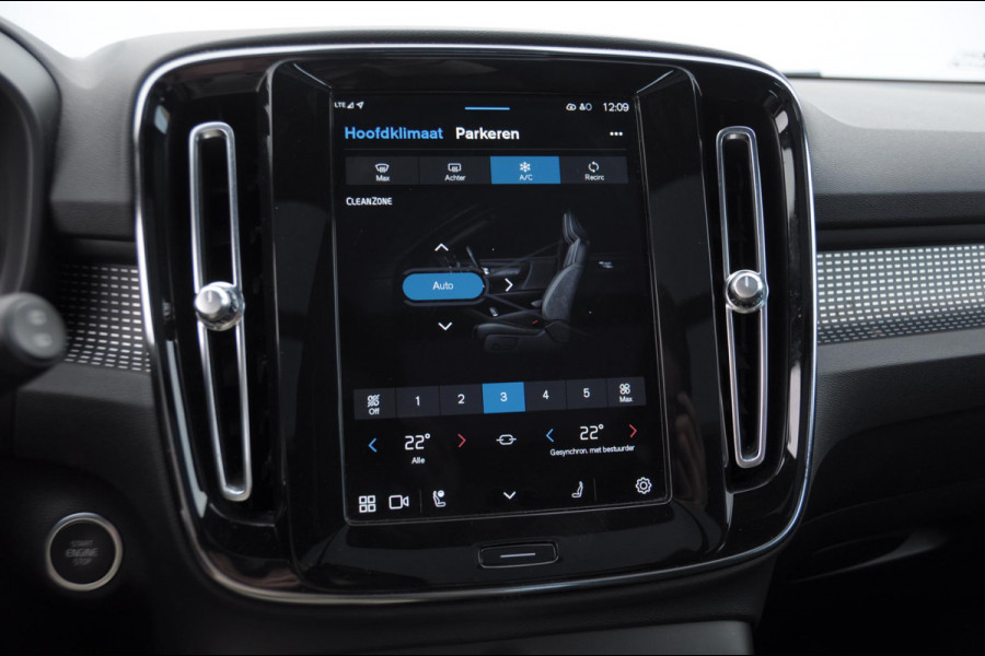 Volvo XC40 B3 177PK Automaat Ultimate Dark / Adaptive cruise control  / Elektrische stoelen / Harman Kardon audio / Pilot assist / Stoel en stuur verwarming / Elektrische achterklep / Parkeersensoren met camera