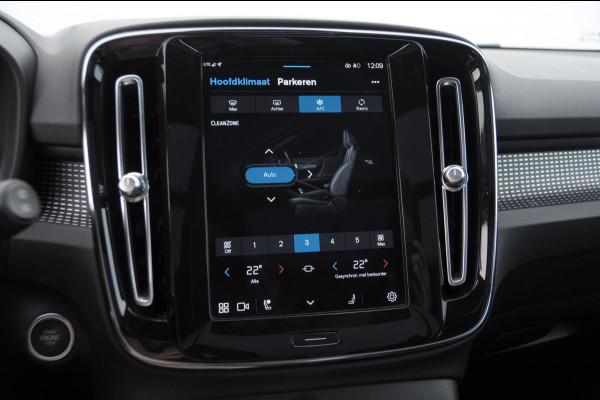 Volvo XC40 B3 177PK Automaat Ultimate Dark / Adaptive cruise control  / Elektrische stoelen / Harman Kardon audio / Pilot assist / Stoel en stuur verwarming / Elektrische achterklep / Parkeersensoren met camera