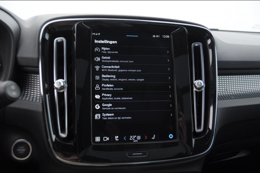 Volvo XC40 B3 177PK Automaat Ultimate Dark / Adaptive cruise control  / Elektrische stoelen / Harman Kardon audio / Pilot assist / Stoel en stuur verwarming / Elektrische achterklep / Parkeersensoren met camera