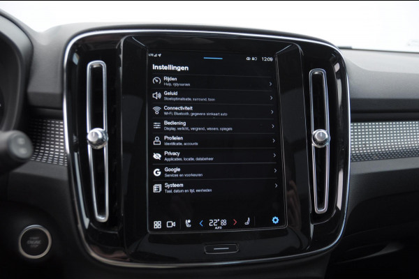 Volvo XC40 B3 177PK Automaat Ultimate Dark / Adaptive cruise control  / Elektrische stoelen / Harman Kardon audio / Pilot assist / Stoel en stuur verwarming / Elektrische achterklep / Parkeersensoren met camera