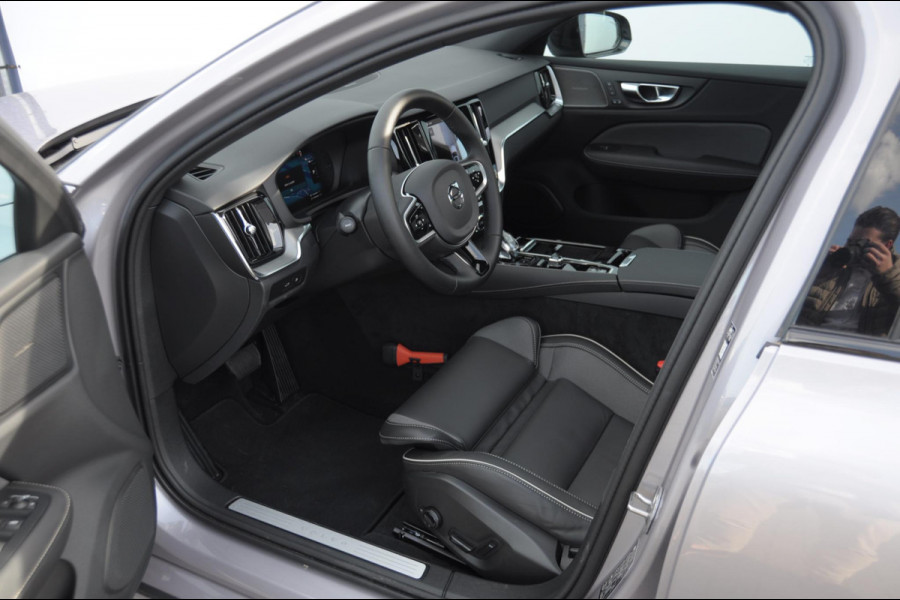 Volvo V60 T8 455PK Automaat Plug-in hybrid AWD Plus Dark Trekhaak / Head up display / / Trekhaak / Panoramadak / Keyless entry / Elektrische achterklep / Stoel - en stuurwielverwarming / BLIS / Adaptieve cruise control / Parkeersensoren met camera