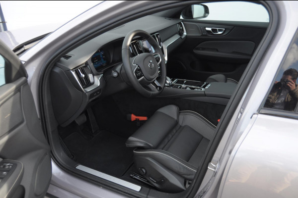 Volvo V60 T8 455PK Automaat Plug-in hybrid AWD Plus Dark Trekhaak / Head up display / / Trekhaak / Panoramadak / Keyless entry / Elektrische achterklep / Stoel - en stuurwielverwarming / BLIS / Adaptieve cruise control / Parkeersensoren met camera