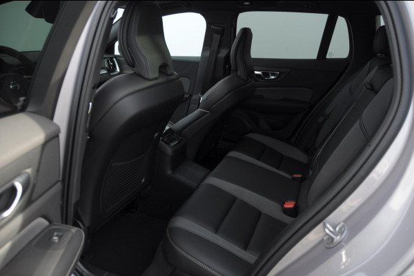 Volvo V60 T8 455PK Automaat Plug-in hybrid AWD Plus Dark Trekhaak / Head up display / / Trekhaak / Panoramadak / Keyless entry / Elektrische achterklep / Stoel - en stuurwielverwarming / BLIS / Adaptieve cruise control / Parkeersensoren met camera