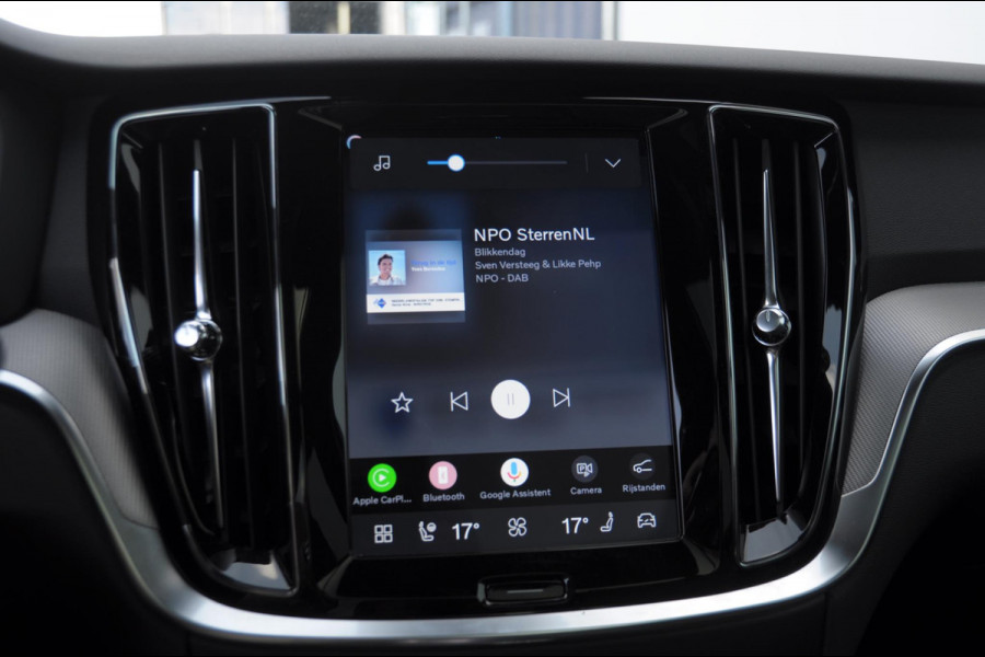 Volvo V60 T8 455PK Automaat Plug-in hybrid AWD Plus Dark Trekhaak / Head up display / / Trekhaak / Panoramadak / Keyless entry / Elektrische achterklep / Stoel - en stuurwielverwarming / BLIS / Adaptieve cruise control / Parkeersensoren met camera