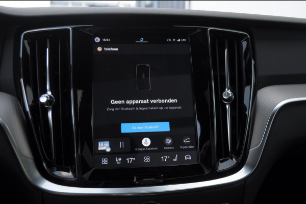 Volvo V60 T8 455PK Automaat Plug-in hybrid AWD Plus Dark Trekhaak / Head up display / / Trekhaak / Panoramadak / Keyless entry / Elektrische achterklep / Stoel - en stuurwielverwarming / BLIS / Adaptieve cruise control / Parkeersensoren met camera