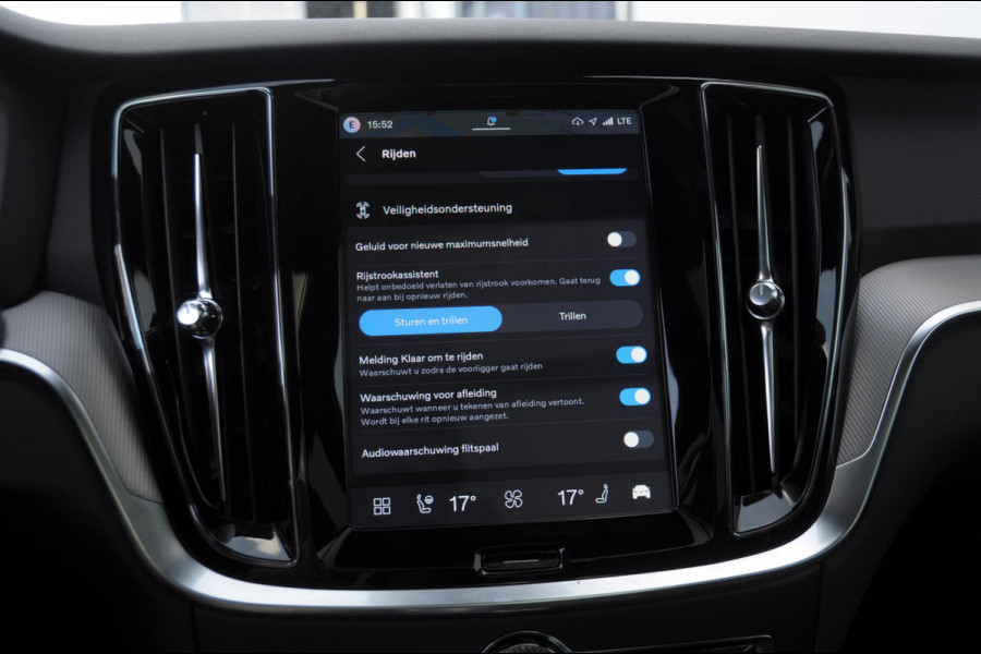 Volvo V60 T8 455PK Automaat Plug-in hybrid AWD Plus Dark Trekhaak / Head up display / / Trekhaak / Panoramadak / Keyless entry / Elektrische achterklep / Stoel - en stuurwielverwarming / BLIS / Adaptieve cruise control / Parkeersensoren met camera