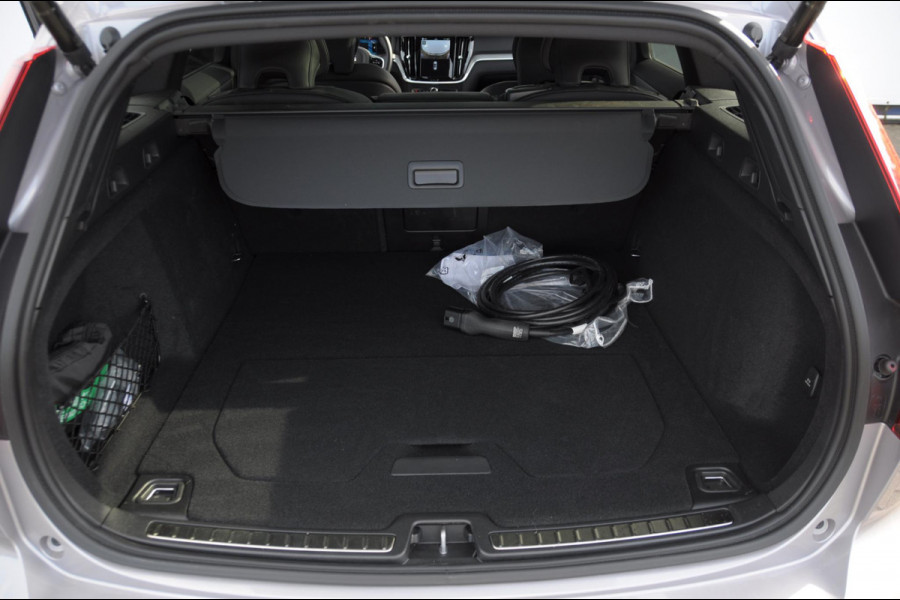 Volvo V60 T8 455PK Automaat Plug-in hybrid AWD Plus Dark Trekhaak / Head up display / / Trekhaak / Panoramadak / Keyless entry / Elektrische achterklep / Stoel - en stuurwielverwarming / BLIS / Adaptieve cruise control / Parkeersensoren met camera