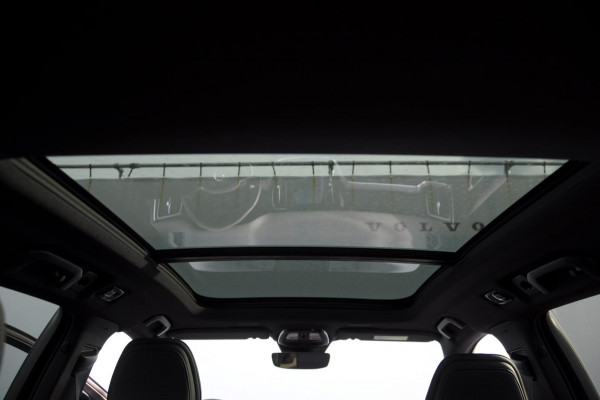 Volvo V60 T8 455PK Automaat Plug-in hybrid AWD Plus Dark Trekhaak / Head up display / / Trekhaak / Panoramadak / Keyless entry / Elektrische achterklep / Stoel - en stuurwielverwarming / BLIS / Adaptieve cruise control / Parkeersensoren met camera
