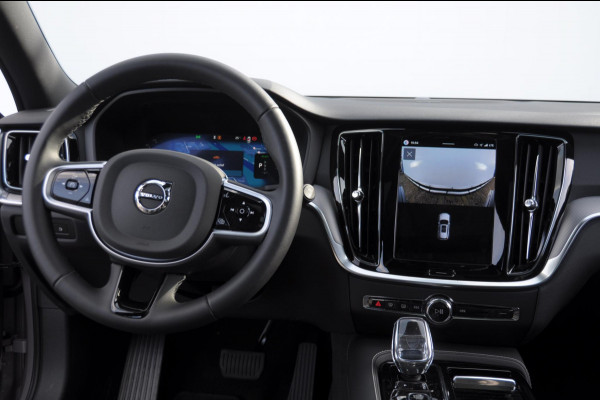 Volvo V60 T8 455PK Automaat Plug-in hybrid AWD Plus Dark Trekhaak / Head up display / / Trekhaak / Panoramadak / Keyless entry / Elektrische achterklep / Stoel - en stuurwielverwarming / BLIS / Adaptieve cruise control / Parkeersensoren met camera