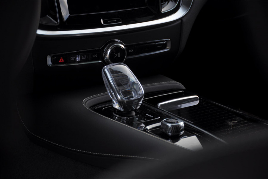 Volvo V60 T8 455PK Automaat Plug-in hybrid AWD Plus Dark Trekhaak / Head up display / / Trekhaak / Panoramadak / Keyless entry / Elektrische achterklep / Stoel - en stuurwielverwarming / BLIS / Adaptieve cruise control / Parkeersensoren met camera