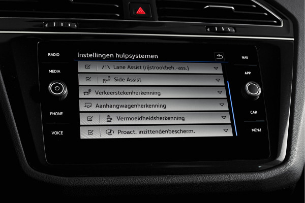 Volkswagen Tiguan 1.4 TSI eHybrid R-Line Business+ | S/K- Panodak | Dig. Cockpit | Adapt. Cockpit | Stoelverw. | PDC | Camera | NAV + App. Connect | ECC | Afn. Trekhaak | Elek. Klep | LM  19" |
