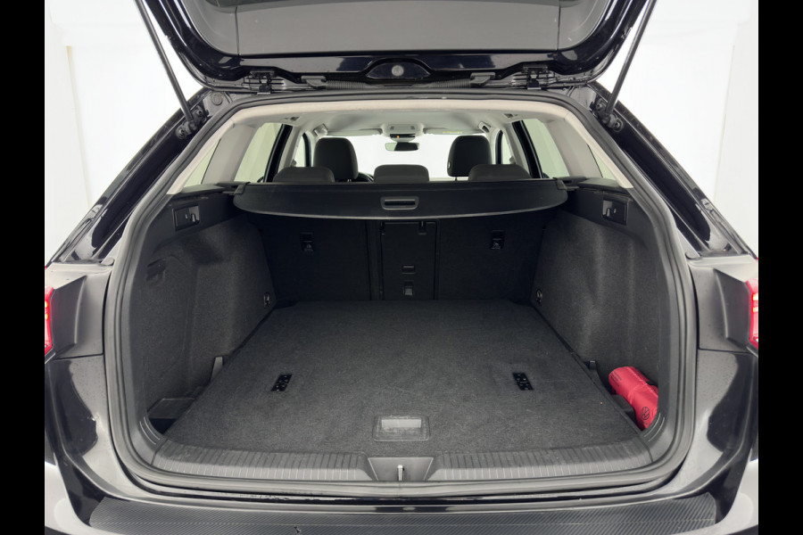 Volkswagen Golf Variant 2.0 TDI Life Business+ (INCL-BTW) Aut. *FULL-LED | DIGI-COCKPIT | NAVI-FULLMAP | ADAPTIVE-CRUISE | BLINDSPOT | AMBIENTLIGHT | HEATED- COMFORTSEATS | KEYLESS | DAB+ | PRIVACY-GLASS | ECC | PDC | TOWBAR | SHIFTPADDLE