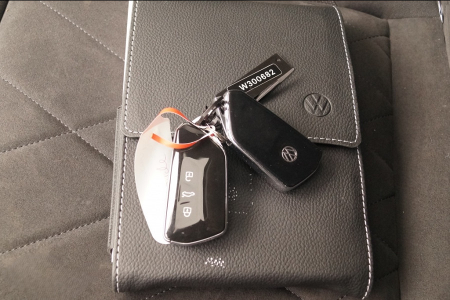 Volkswagen Golf 1.4 eHybrid PHEV Style -PANO-NAVI-ECC-LED-PDC-