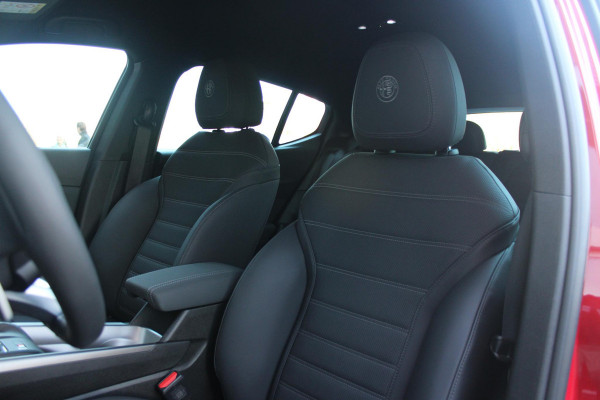 Alfa Romeo Tonale 1.5T 160PK HYbrid VELOCE | LEDEREN BEKLEDING | VOORSTOELEN / STUUR VERWARMD | VOORSTOELEN GEVENTILEERD | VOORSTOELEN ELEKTRISCH VERSTELBAAR MET GEHEUGEN FUNCTIE |  HARMAN CARDON PREMIUM AUDIO | DRAADLOOS APPLE CARPLAY / ANDROID AUTO | 360° CAMERA | AUTOMATISCH DIMMENDE BUITENSPIEGELS | 20"INCH LICHTMETALEN VELGEN | ADAPTIVE CRUISE CONTROL | KEYLESS ENTRY / START | ELEKTRISCH BEDIENBARE ACHTERKLEP | DRAADLOZE TELEFOONLADER | AMBIENT LIGHTING | DONKERE HEMELBEKLEDING | SCHAKELFLIPPERS AAN HET STUUR | VERWARMDE RUITENSPROEIERS |