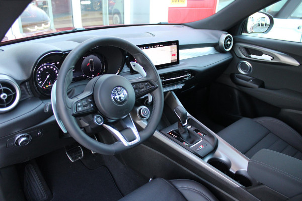 Alfa Romeo Tonale 1.5T 160PK HYbrid VELOCE | LEDEREN BEKLEDING | VOORSTOELEN / STUUR VERWARMD | VOORSTOELEN GEVENTILEERD | VOORSTOELEN ELEKTRISCH VERSTELBAAR MET GEHEUGEN FUNCTIE |  HARMAN CARDON PREMIUM AUDIO | DRAADLOOS APPLE CARPLAY / ANDROID AUTO | 360° CAMERA | AUTOMATISCH DIMMENDE BUITENSPIEGELS | 20"INCH LICHTMETALEN VELGEN | ADAPTIVE CRUISE CONTROL | KEYLESS ENTRY / START | ELEKTRISCH BEDIENBARE ACHTERKLEP | DRAADLOZE TELEFOONLADER | AMBIENT LIGHTING | DONKERE HEMELBEKLEDING | SCHAKELFLIPPERS AAN HET STUUR | VERWARMDE RUITENSPROEIERS |