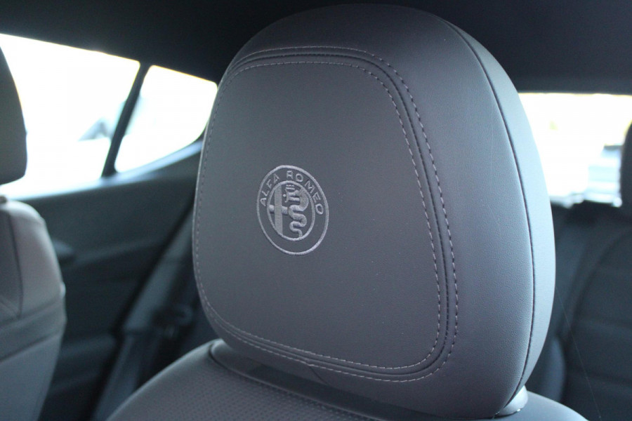Alfa Romeo Tonale 1.5T 160PK HYbrid VELOCE | LEDEREN BEKLEDING | VOORSTOELEN / STUUR VERWARMD | VOORSTOELEN GEVENTILEERD | VOORSTOELEN ELEKTRISCH VERSTELBAAR MET GEHEUGEN FUNCTIE |  HARMAN CARDON PREMIUM AUDIO | DRAADLOOS APPLE CARPLAY / ANDROID AUTO | 360° CAMERA | AUTOMATISCH DIMMENDE BUITENSPIEGELS | 20"INCH LICHTMETALEN VELGEN | ADAPTIVE CRUISE CONTROL | KEYLESS ENTRY / START | ELEKTRISCH BEDIENBARE ACHTERKLEP | DRAADLOZE TELEFOONLADER | AMBIENT LIGHTING | DONKERE HEMELBEKLEDING | SCHAKELFLIPPERS AAN HET STUUR | VERWARMDE RUITENSPROEIERS |