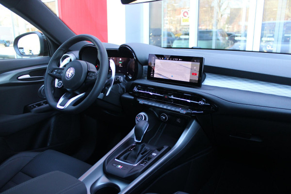 Alfa Romeo Tonale 1.5T 160PK HYbrid VELOCE | LEDEREN BEKLEDING | VOORSTOELEN / STUUR VERWARMD | VOORSTOELEN GEVENTILEERD | VOORSTOELEN ELEKTRISCH VERSTELBAAR MET GEHEUGEN FUNCTIE |  HARMAN CARDON PREMIUM AUDIO | DRAADLOOS APPLE CARPLAY / ANDROID AUTO | 360° CAMERA | AUTOMATISCH DIMMENDE BUITENSPIEGELS | 20"INCH LICHTMETALEN VELGEN | ADAPTIVE CRUISE CONTROL | KEYLESS ENTRY / START | ELEKTRISCH BEDIENBARE ACHTERKLEP | DRAADLOZE TELEFOONLADER | AMBIENT LIGHTING | DONKERE HEMELBEKLEDING | SCHAKELFLIPPERS AAN HET STUUR | VERWARMDE RUITENSPROEIERS |