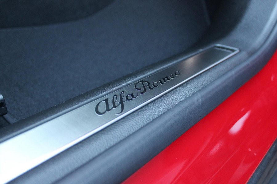 Alfa Romeo Tonale 1.5T 160PK HYbrid VELOCE | LEDEREN BEKLEDING | VOORSTOELEN / STUUR VERWARMD | VOORSTOELEN GEVENTILEERD | VOORSTOELEN ELEKTRISCH VERSTELBAAR MET GEHEUGEN FUNCTIE |  HARMAN CARDON PREMIUM AUDIO | DRAADLOOS APPLE CARPLAY / ANDROID AUTO | 360° CAMERA | AUTOMATISCH DIMMENDE BUITENSPIEGELS | 20"INCH LICHTMETALEN VELGEN | ADAPTIVE CRUISE CONTROL | KEYLESS ENTRY / START | ELEKTRISCH BEDIENBARE ACHTERKLEP | DRAADLOZE TELEFOONLADER | AMBIENT LIGHTING | DONKERE HEMELBEKLEDING | SCHAKELFLIPPERS AAN HET STUUR | VERWARMDE RUITENSPROEIERS |