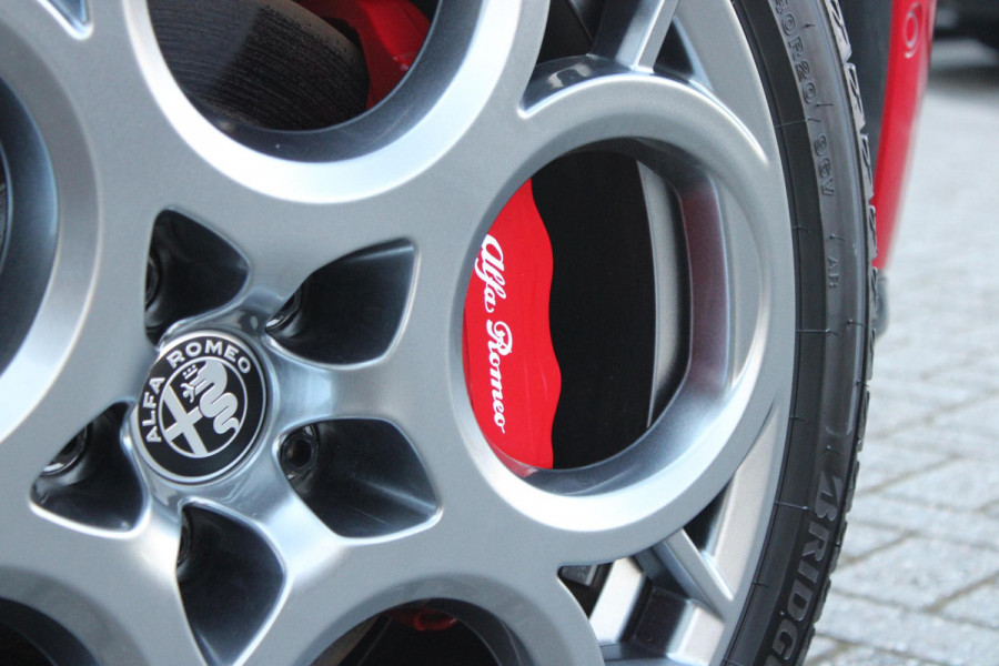 Alfa Romeo Tonale 1.5T 160PK HYbrid VELOCE | LEDEREN BEKLEDING | VOORSTOELEN / STUUR VERWARMD | VOORSTOELEN GEVENTILEERD | VOORSTOELEN ELEKTRISCH VERSTELBAAR MET GEHEUGEN FUNCTIE |  HARMAN CARDON PREMIUM AUDIO | DRAADLOOS APPLE CARPLAY / ANDROID AUTO | 360° CAMERA | AUTOMATISCH DIMMENDE BUITENSPIEGELS | 20"INCH LICHTMETALEN VELGEN | ADAPTIVE CRUISE CONTROL | KEYLESS ENTRY / START | ELEKTRISCH BEDIENBARE ACHTERKLEP | DRAADLOZE TELEFOONLADER | AMBIENT LIGHTING | DONKERE HEMELBEKLEDING | SCHAKELFLIPPERS AAN HET STUUR | VERWARMDE RUITENSPROEIERS |