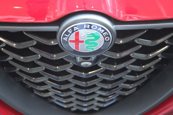Alfa Romeo Tonale 1.5T 160PK HYbrid VELOCE | LEDEREN BEKLEDING | VOORSTOELEN / STUUR VERWARMD | VOORSTOELEN GEVENTILEERD | VOORSTOELEN ELEKTRISCH VERSTELBAAR MET GEHEUGEN FUNCTIE |  HARMAN CARDON PREMIUM AUDIO | DRAADLOOS APPLE CARPLAY / ANDROID AUTO | 360° CAMERA | AUTOMATISCH DIMMENDE BUITENSPIEGELS | 20"INCH LICHTMETALEN VELGEN | ADAPTIVE CRUISE CONTROL | KEYLESS ENTRY / START | ELEKTRISCH BEDIENBARE ACHTERKLEP | DRAADLOZE TELEFOONLADER | AMBIENT LIGHTING | DONKERE HEMELBEKLEDING | SCHAKELFLIPPERS AAN HET STUUR | VERWARMDE RUITENSPROEIERS |