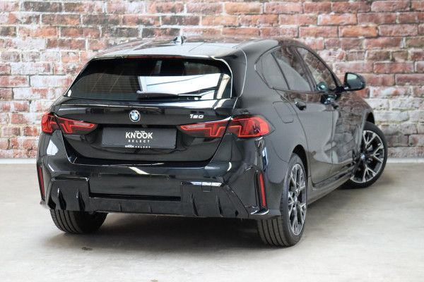 BMW 1-serie 120 M Sport Automaat / Sportstoelen / Achteruitrijcamera / Stoel- en stuurverwarming / Shadow line / Driving Assistant / Leder / Cruise Control / 18 Inch / Parking Assistant / Active Guard / LED