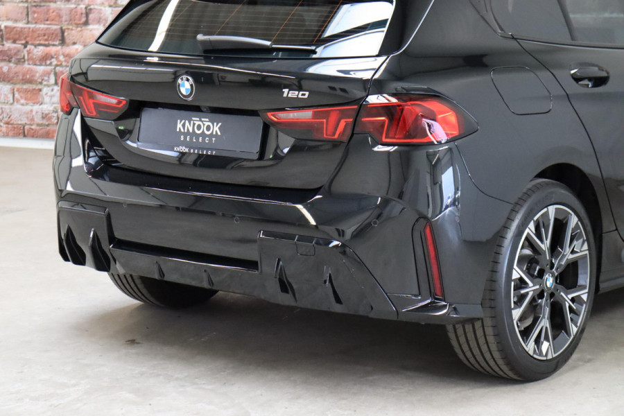BMW 1-serie 120 M Sport Automaat / Sportstoelen / Achteruitrijcamera / Stoel- en stuurverwarming / Shadow line / Driving Assistant / Leder / Cruise Control / 18 Inch / Parking Assistant / Active Guard / LED