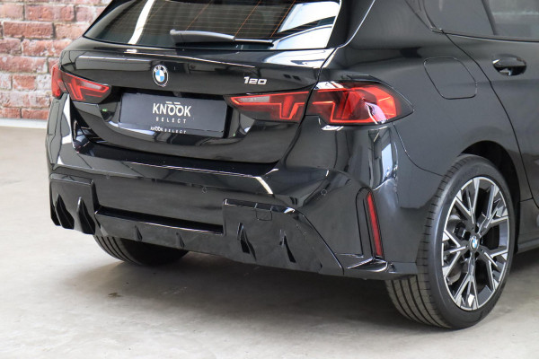 BMW 1-serie 120 M Sport Automaat / Sportstoelen / Achteruitrijcamera / Stoel- en stuurverwarming / Shadow line / Driving Assistant / Leder / Cruise Control / 18 Inch / Parking Assistant / Active Guard / LED