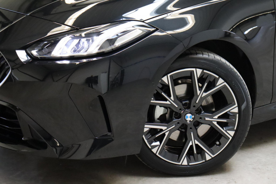 BMW 1-serie 120 M Sport Automaat / Sportstoelen / Achteruitrijcamera / Stoel- en stuurverwarming / Shadow line / Driving Assistant / Leder / Cruise Control / 18 Inch / Parking Assistant / Active Guard / LED
