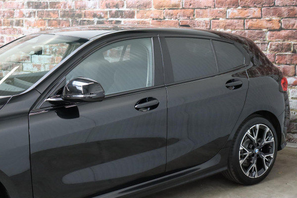 BMW 1-serie 120 M Sport Automaat / Sportstoelen / Achteruitrijcamera / Stoel- en stuurverwarming / Shadow line / Driving Assistant / Leder / Cruise Control / 18 Inch / Parking Assistant / Active Guard / LED