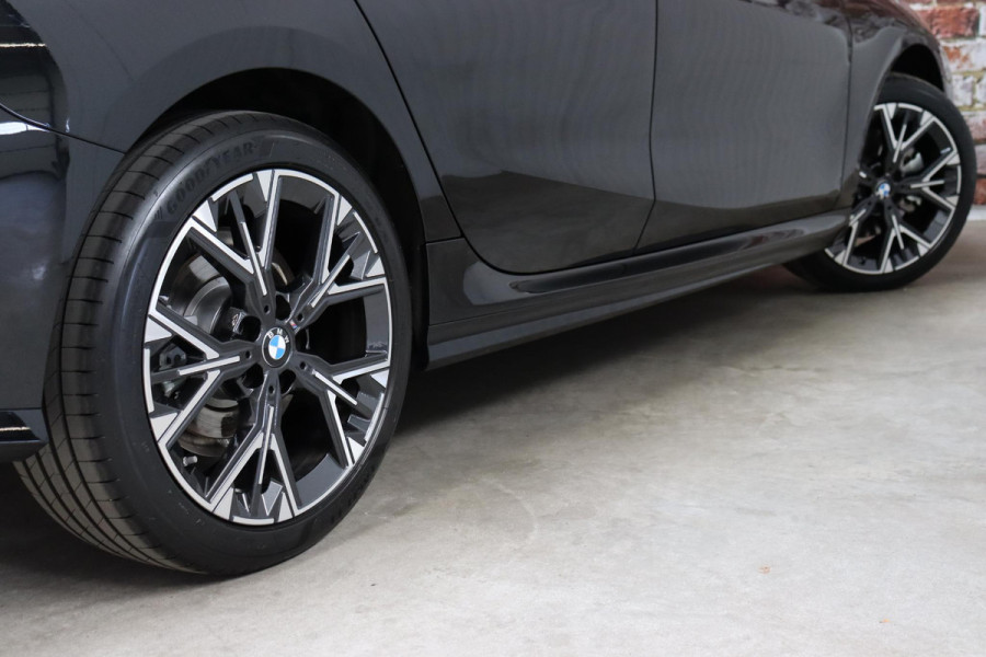 BMW 1-serie 120 M Sport Automaat / Sportstoelen / Achteruitrijcamera / Stoel- en stuurverwarming / Shadow line / Driving Assistant / Leder / Cruise Control / 18 Inch / Parking Assistant / Active Guard / LED