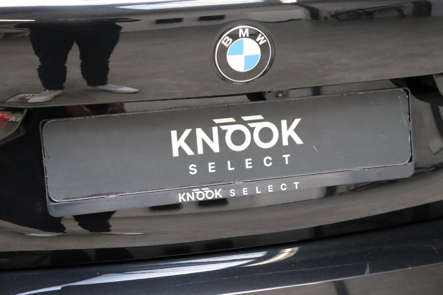 BMW 1-serie 120 M Sport Automaat / Sportstoelen / Achteruitrijcamera / Stoel- en stuurverwarming / Shadow line / Driving Assistant / Leder / Cruise Control / 18 Inch / Parking Assistant / Active Guard / LED